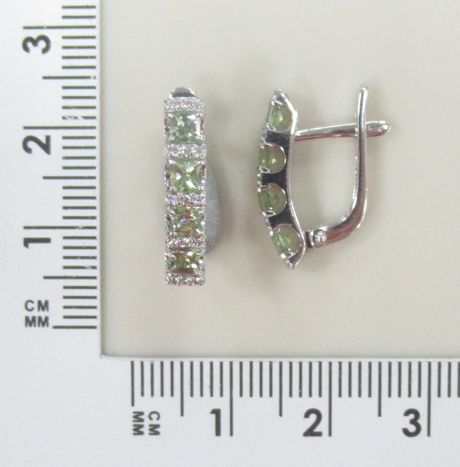 Серьги из белого золота с зелеными сапфирами